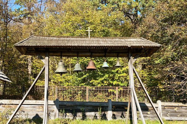 Dzwony kościelne w wiosce tradycji. Cerkiew drewniana. - Zdjęcie, obraz