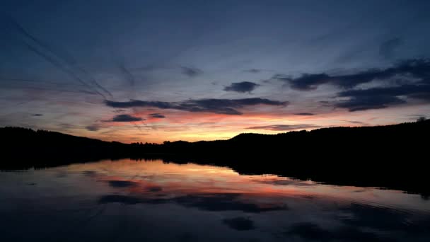 Coucher de soleil sur le lac. Temps réel du paysage. Scène tranquille de montagne, forêt et ciel. Lac Brenet. Vallee de Joux, canton de Vaud, Suisse - Séquence, vidéo