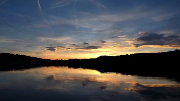 Coucher de soleil sur le lac. Temps écoulé du paysage. Scène tranquille de montagne, forêt et ciel. Lac Brenet. Vallee de Joux, canton de Vaud, Suisse - Séquence, vidéo