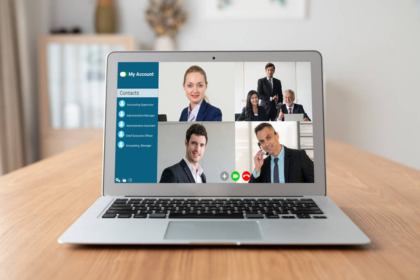 Empresários em videoconferência para reunião de grupo virtual modish de funcionários de escritório corporativo - Foto, Imagem