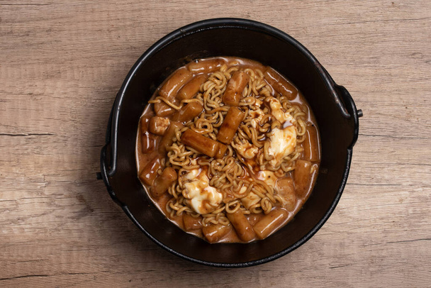 韓国風のインスタントラーメンに手鶏を鍋に入れて食べる - 写真・画像
