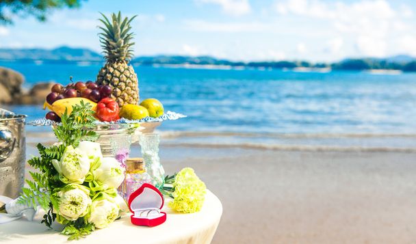 Ceremonia de boda en el paisaje de playa anillo decoración caja de coral
 - Foto, Imagen