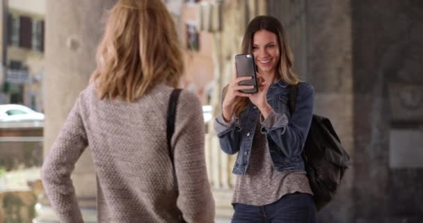 Çekici beyaz kız Roma 'daki Pantheon' da cep telefonu kamerasıyla arkadaşının fotoğrafını çekiyor. Roma, İtalya 'da arkadaşının kamerasına poz veren güzel sarışın kız. 4k - Video, Çekim