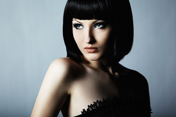 Fashion portrait of a young beautiful dark-haired woman - Foto, Imagen