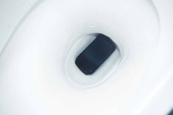 Smartphone που έπεσε στο μπολ τουαλέτα - Φωτογραφία, εικόνα