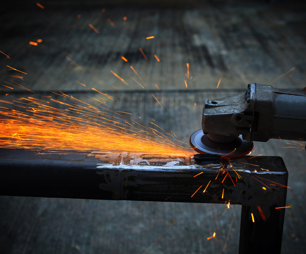Herramienta de corte de metal industrial en taller de fábrica de hierro trabajando y cortado en chapa de acero contra hermosa chispa de fuego
 - Foto, Imagen