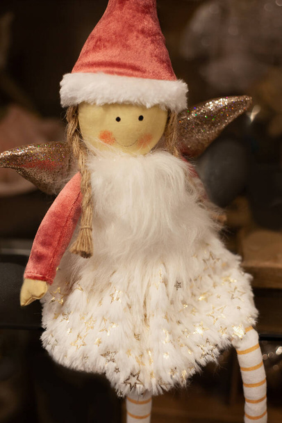 fehér aranyos karácsonyi angyal a háttérben - Fotó, kép