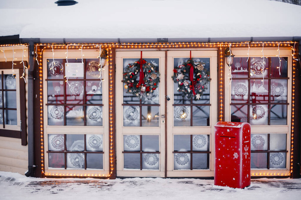 Portas de vidro manchadas decoradas com coroas de Natal para férias de Natal e inverno. - Foto, Imagem