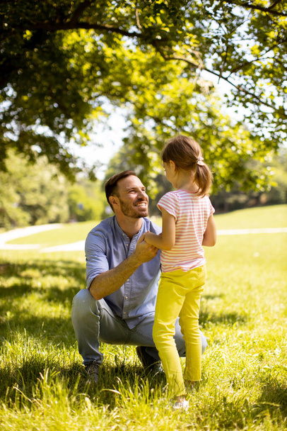 Батько з милою маленькою донькою розважається в парку
 - Фото, зображення
