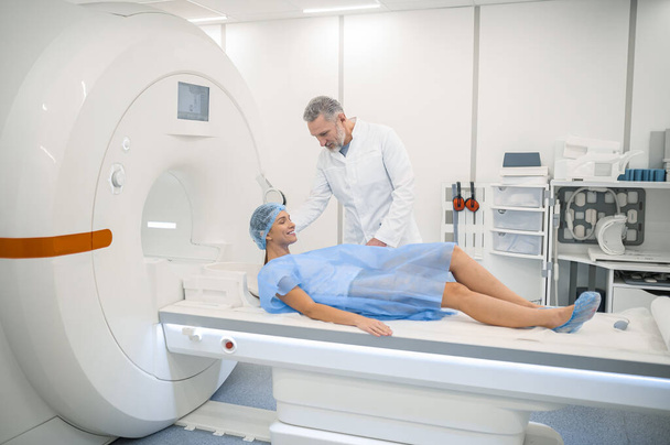 MRI検査。診療所でMRI手術を受けた女性患者 - 写真・画像