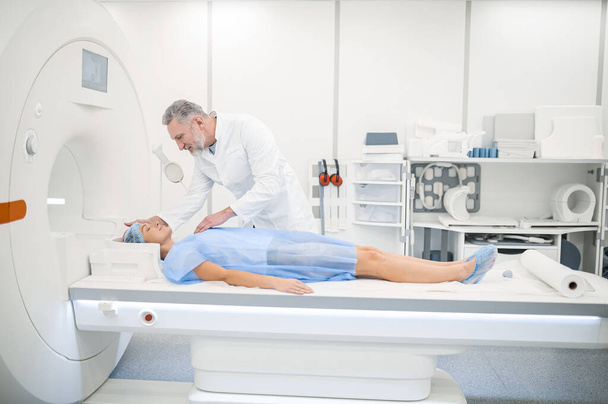 MRI procedura. Pacientka s MRI zákrokem na klinice - Fotografie, Obrázek