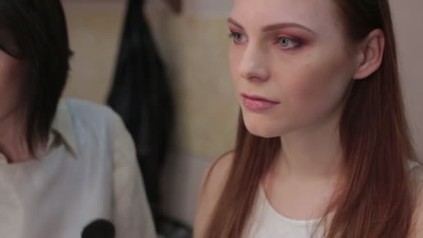 Visagiste makes makeup for  model, professional makeup - Imágenes, Vídeo
