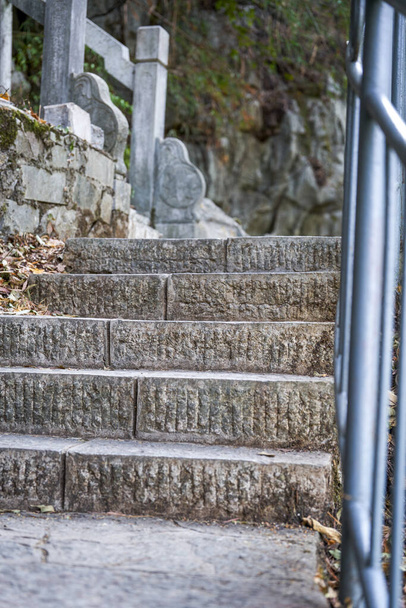 Каменные лестницы для скалолазания в открытом парке - Фото, изображение