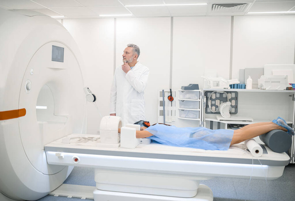 Magneettikuvaus. MRI-menettely diagnostisessa lääketieteellisessä keskuksessa - Valokuva, kuva