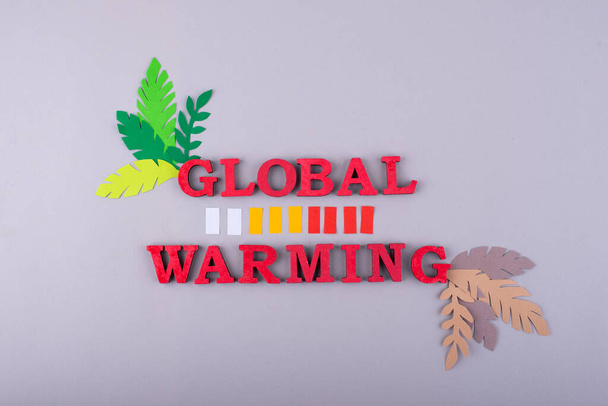Conceito de aquecimento global e mudança climática com termômetro de papel - Foto, Imagem