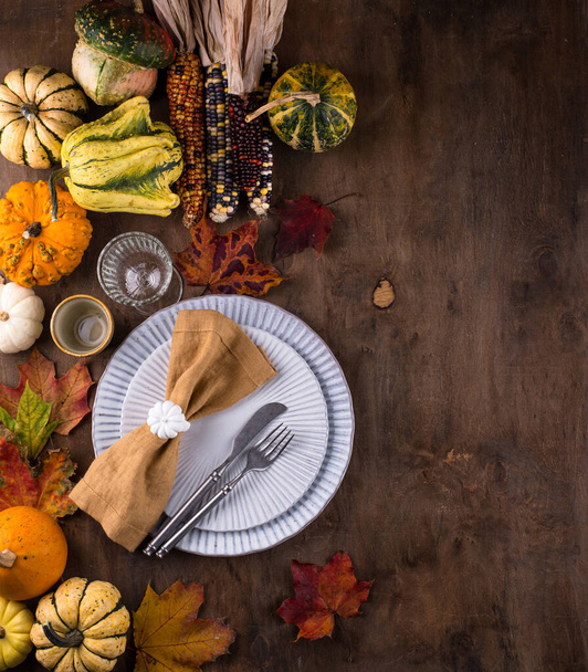 Herbst-Erntedanktisch mit Kürbis und Blättern - Foto, Bild