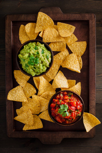 mexican guacamole and salsa dip, nachos tortilla chips - Valokuva, kuva