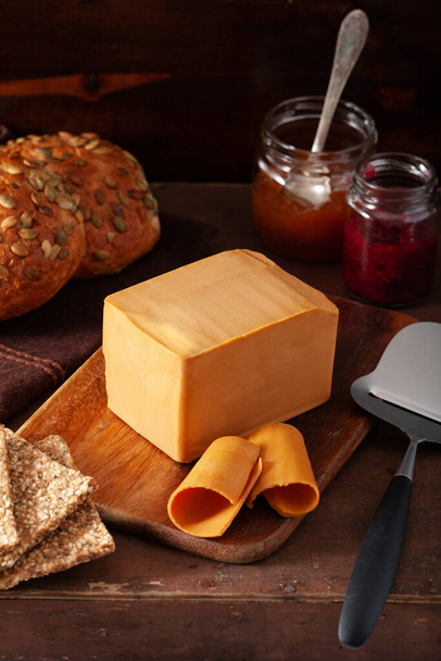 Brunost norvegese tradizionale formaggio bruno - Foto, immagini