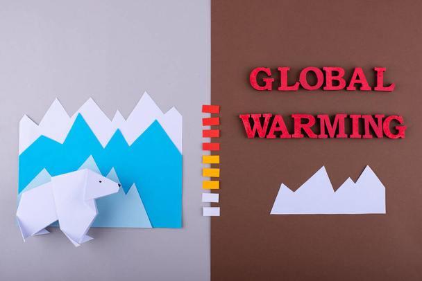 Η υπερθέρμανση του πλανήτη και η κλιματική αλλαγή έννοια με λευκό χαρτί αρκούδα - Φωτογραφία, εικόνα