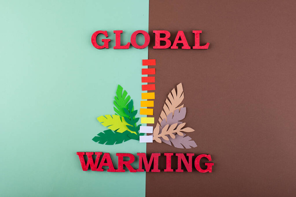 Opwarming van de aarde en klimaatveranderingsconcept met papieren thermometer - Foto, afbeelding