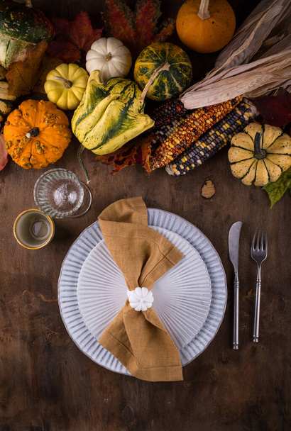 Őszi hálaadási asztal beállítása sütőtök és levelek - Fotó, kép