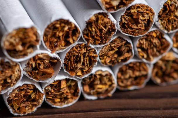 imagen de varios cigarrillos de fabricación comercial. cigarrillo de pila en madera. o Concepto de campaña para no fumadores, tabaco
. - Foto, Imagen