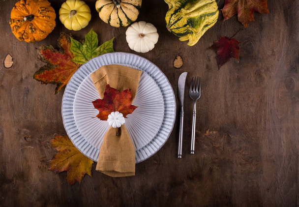 Herfst Thanksgiving tafel dekken met pompoen en bladeren - Foto, afbeelding