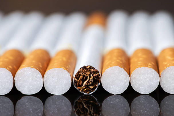 Cigarrillos de filtro apilados, Patrón de primer plano de macro, Concepto de adicción al tabaquismo, Fondo de pila de cigarrillos múltiples horizontales detallados grandes. - Foto, Imagen