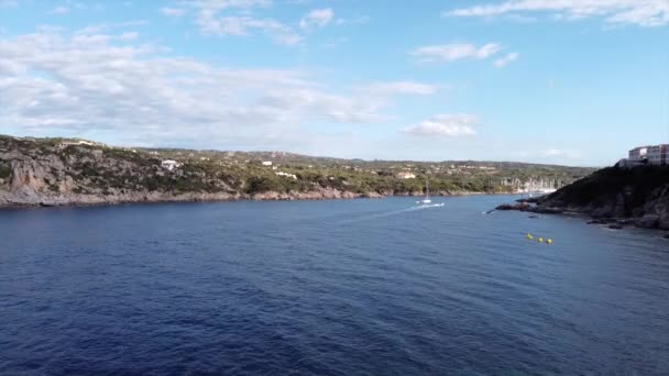 Landschappelijk uitzicht over de kust van Santa Teresa Gallura, gelegen op het noordelijke puntje van Sardinië, aan de Straat van Bonifacio, in de provincie Sassari, Italië - Video