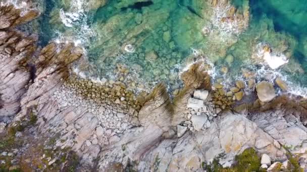 サンタ・テレサ・ガルーラ、サルデーニャ島北部、イタリアで最も美しい海辺のスポットの一つを飾る岩の海岸線を打つ海の波の空中ビュー - 映像、動画