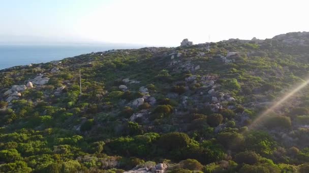 Uitzicht over de schilderachtige granieten rotsen in Santa Teresa Gallura, Noord Sardinië, Italië - Video