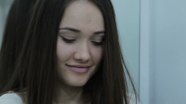 De cerca, una expresión feliz en la cara de una mujer
 - Metraje, vídeo