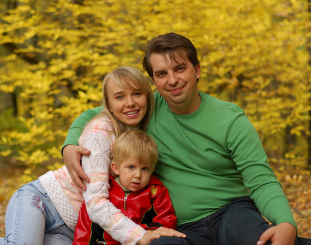 rodina v podzimním lese - Fotografie, Obrázek