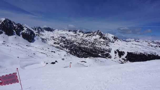 Закрытая трасса на лыжном курорте в Андорре - Фото, изображение