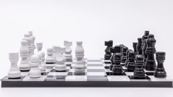 白地を背景にしたチェスの試合 - 映像、動画