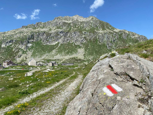 Turistická stezka nebo horské stezky v letním alpském prostředí a v horském průsmyku sv. Gottharda, Airolo - kanton Ticino (Tessin), Švýcarsko (Schweiz) - Fotografie, Obrázek