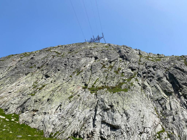 夏の岩や石スイスアルプスの環境とサンゴットサード峠(Gotthardpass)の山岳地帯、エアロ-ティチーノ州(テッシン) 、スイス(スイス)のカントン) - 写真・画像