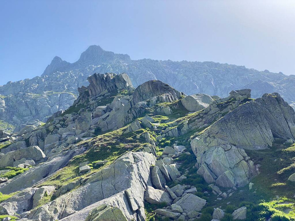 Skály a kameny v letním alpském prostředí a v horském průsmyku sv. Gottharda, Airolo - kanton Ticino (Tessin), Švýcarsko (Schweiz) - Fotografie, Obrázek