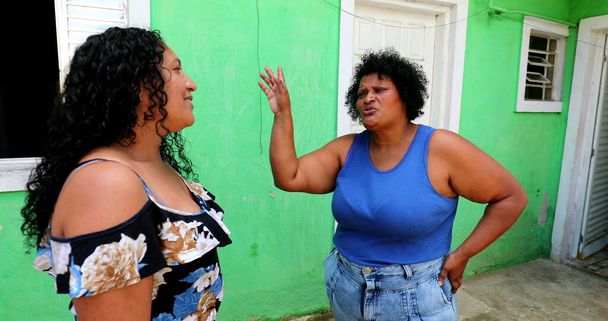 Hispanische Frauen tratschen in emotionalen Gesprächen. Latinas reden - Foto, Bild