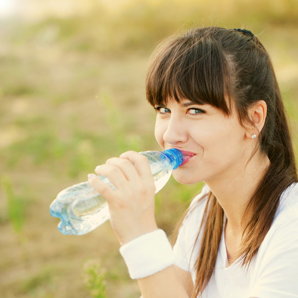 mujer beber agua después de correr - Foto, Imagen