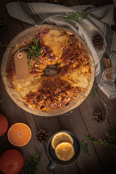 Bolo rainha ή κέικ της βασίλισσας είναι ένα παραδοσιακό πορτογαλικό χριστουγεννιάτικο κέικ με φρούτα σταφίδες καρύδι στον πάγκο της κουζίνας. Σερβίρεται με πορτοκαλί τσάι. Είναι φτιαγμένο για Χριστούγεννα, Καρναβάλι ή Μάρντι Γκρα. - Φωτογραφία, εικόνα