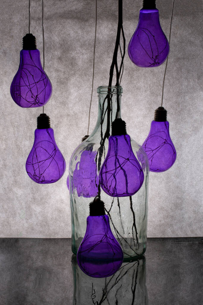 Nature morte avec des ampoules violettes et un bocal en verre - Photo, image