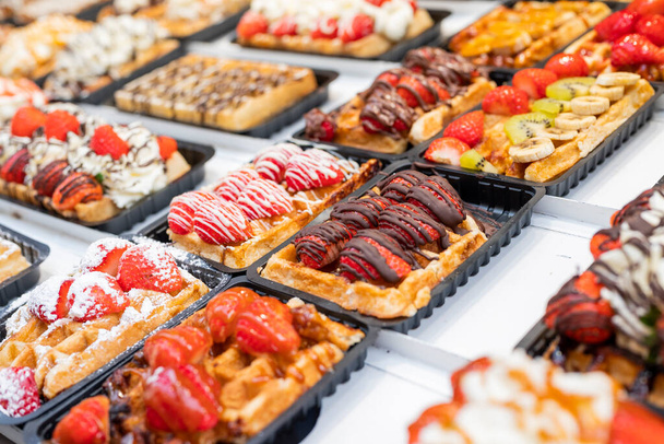 Belçika 'da milli gıda waffle' ları. Meydandaki pastanelerde çikolatalı krema ve böğürtlenlerle. - Fotoğraf, Görsel