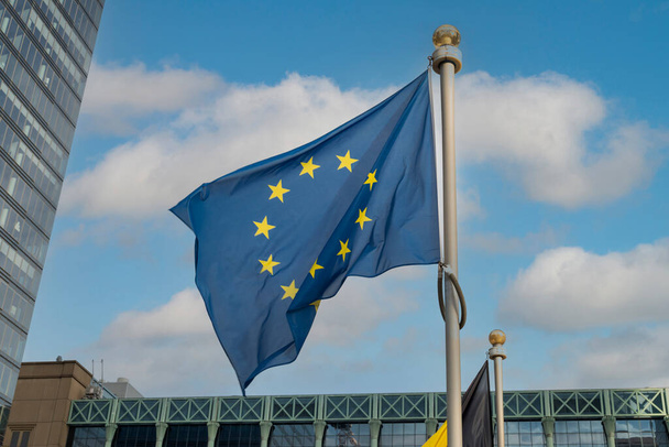 Bandiera UE blu sullo sfondo dell'edificio - Foto, immagini