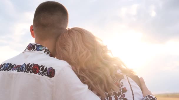 O par ucraniano no amor na roupa nacional, abraçaram ao pôr-do-sol. Dia de Vyshyvanka. Conceito de liberdade e vitória - Filmagem, Vídeo