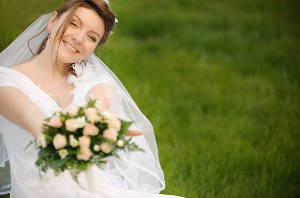 The bride on a lawn - Foto, Imagem