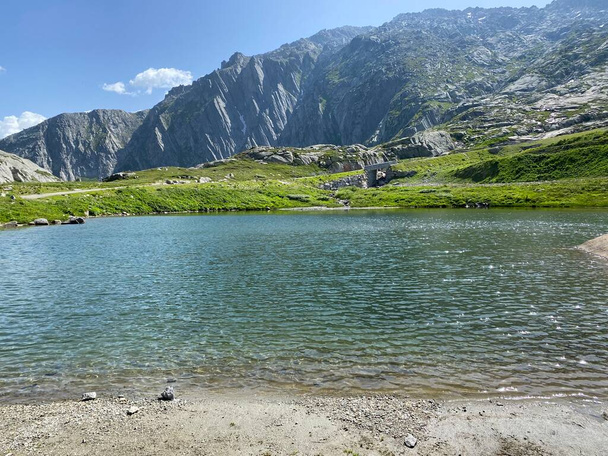 Ambiente de verano en el Lago dei Banchi o Lago Banchi en la zona alpina suiza de montaña St. Gotthard Pass (Gotthardpass), Airolo - Cantón del Tesino (Tessin), Suiza (Schweiz) - Foto, imagen