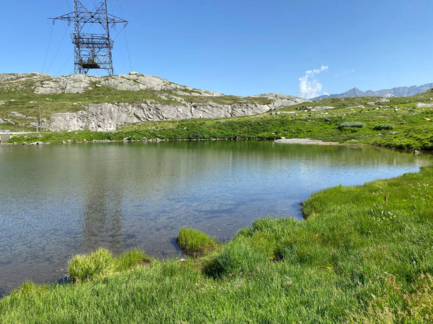 Θερινή ατμόσφαιρα στο Lago dei Banchi ή στη λίμνη Banchi στην ελβετική αλπική περιοχή του βουνού St. Gotthard Pass (Gotthardpass), Airolo - Καντόνιο Ticino (Tessin), Ελβετία (Schweiz) - Φωτογραφία, εικόνα