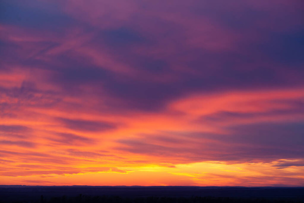 красивое красочное закатное небо с облаками - Фото, изображение