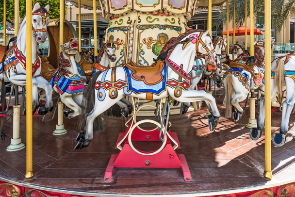 Carrusel de caballos en un Merry-go-round
 - Foto, imagen
